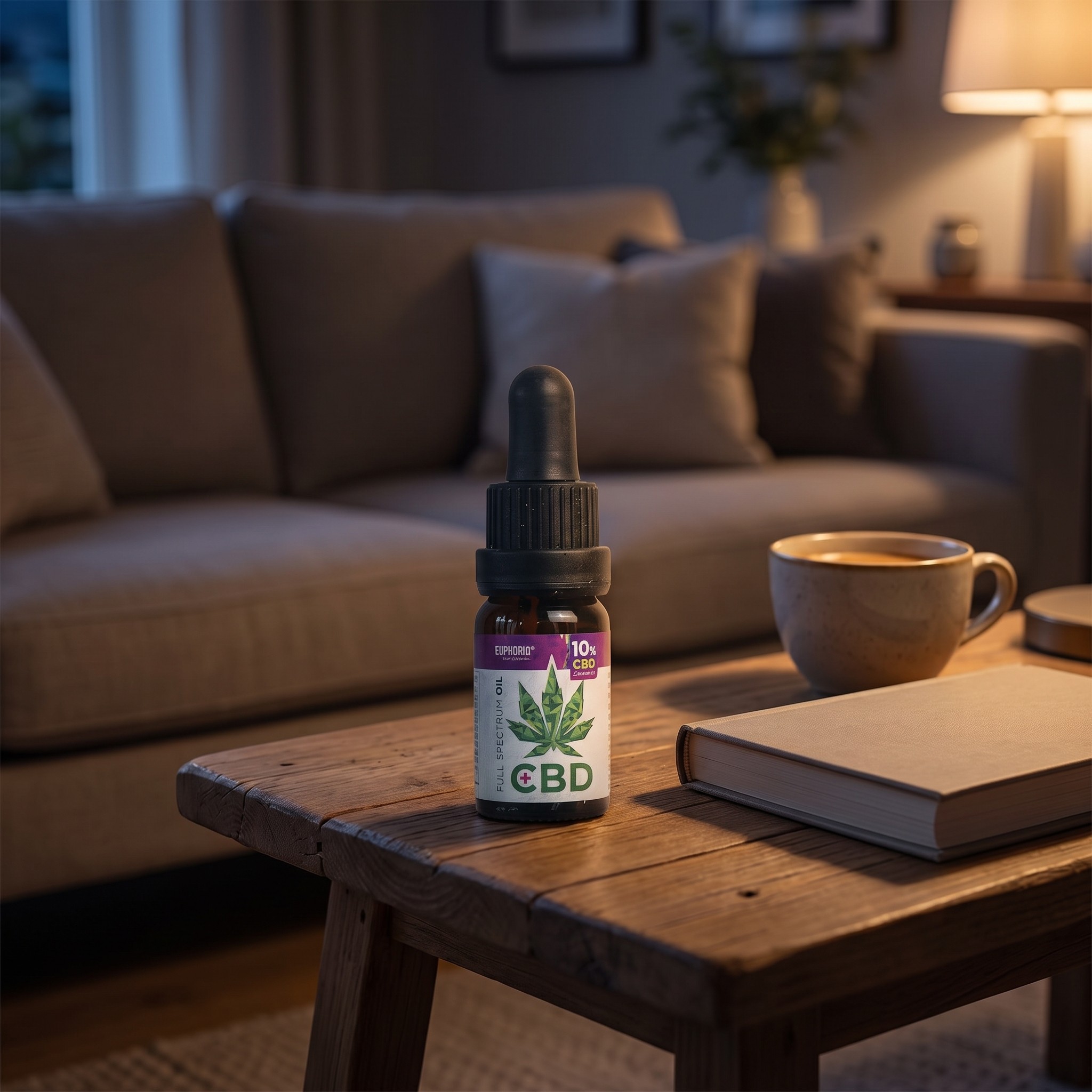 Euphoria CBD Öl – Euphoria CBD Öl Flasche auf dem Couchtisch im Wohnzimmer