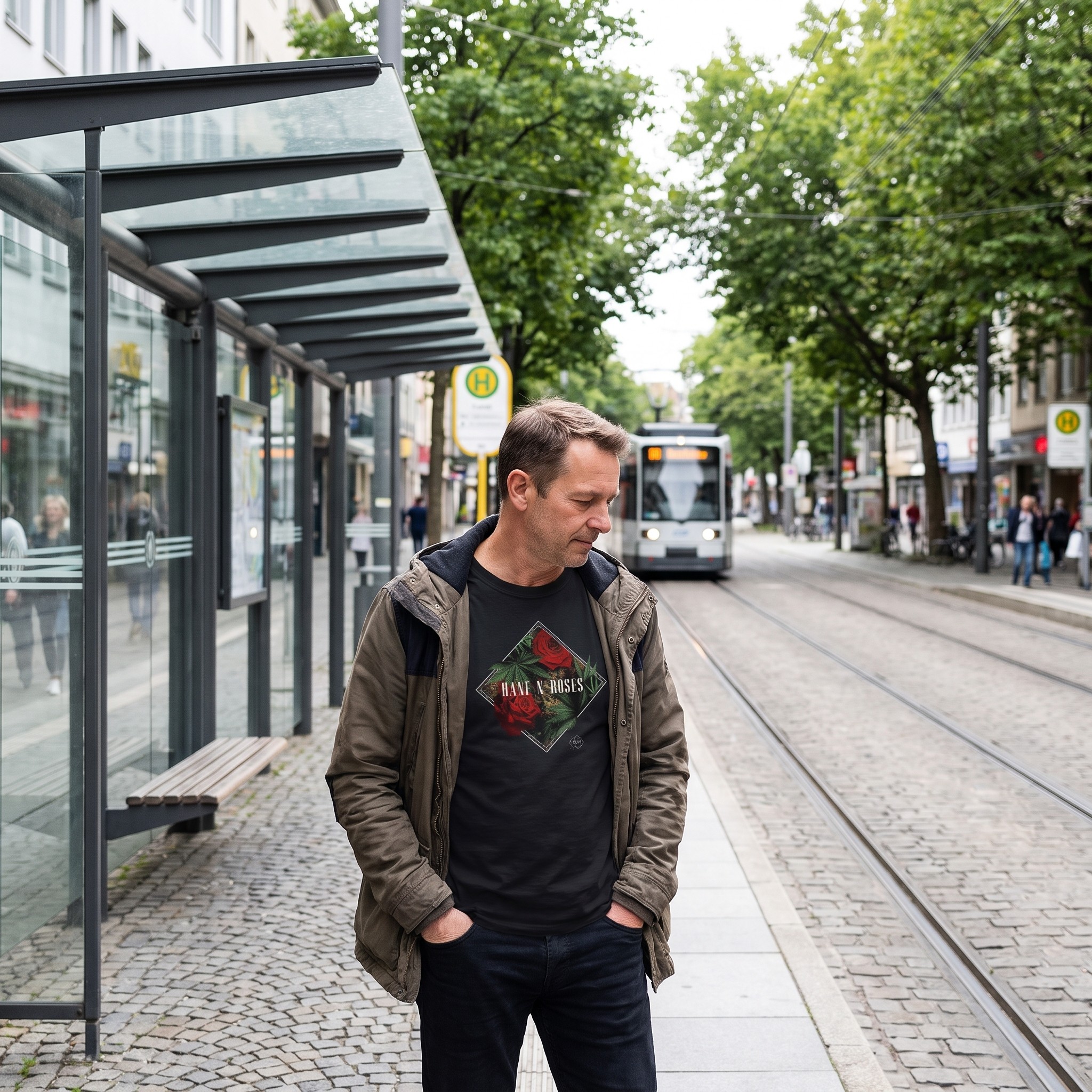 Hanf im Glück T-Shirt Hanf n Roses – Erwachsener trägt das Hanf-n-Roses-T-Shirt an einer Haltestelle