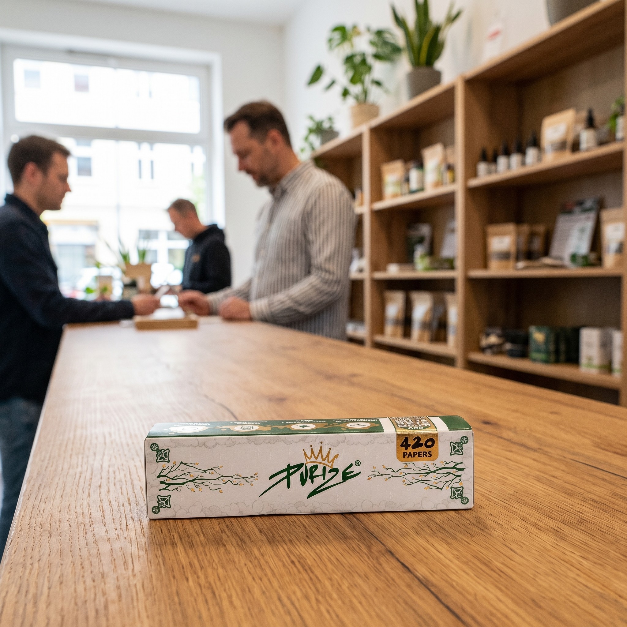 PURIZE 420 Papers - King Size Slim – PURIZE 420 Papers Booklet liegt auf der Holztheke eines Hanf-Fachgeschäfts