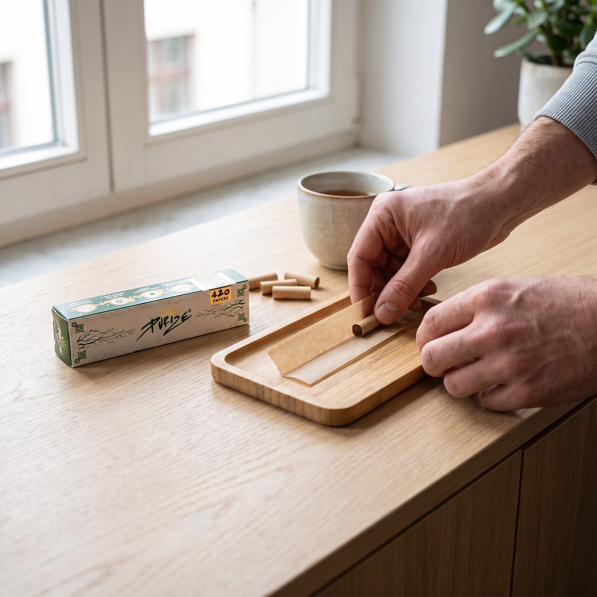 PURIZE 420 Papers - King Size Slim – Filtertipp wird auf ein PURIZE King Size Slim Blatt am Fensterboard gelegt