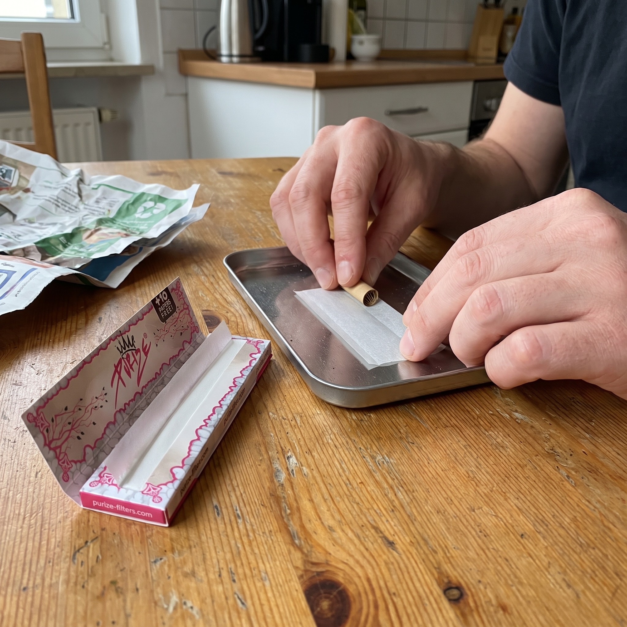 Purize Pink King Size Papers – Erwachsene Person legt ein Purize King Size Paper mit Filter auf ein Drehtablett