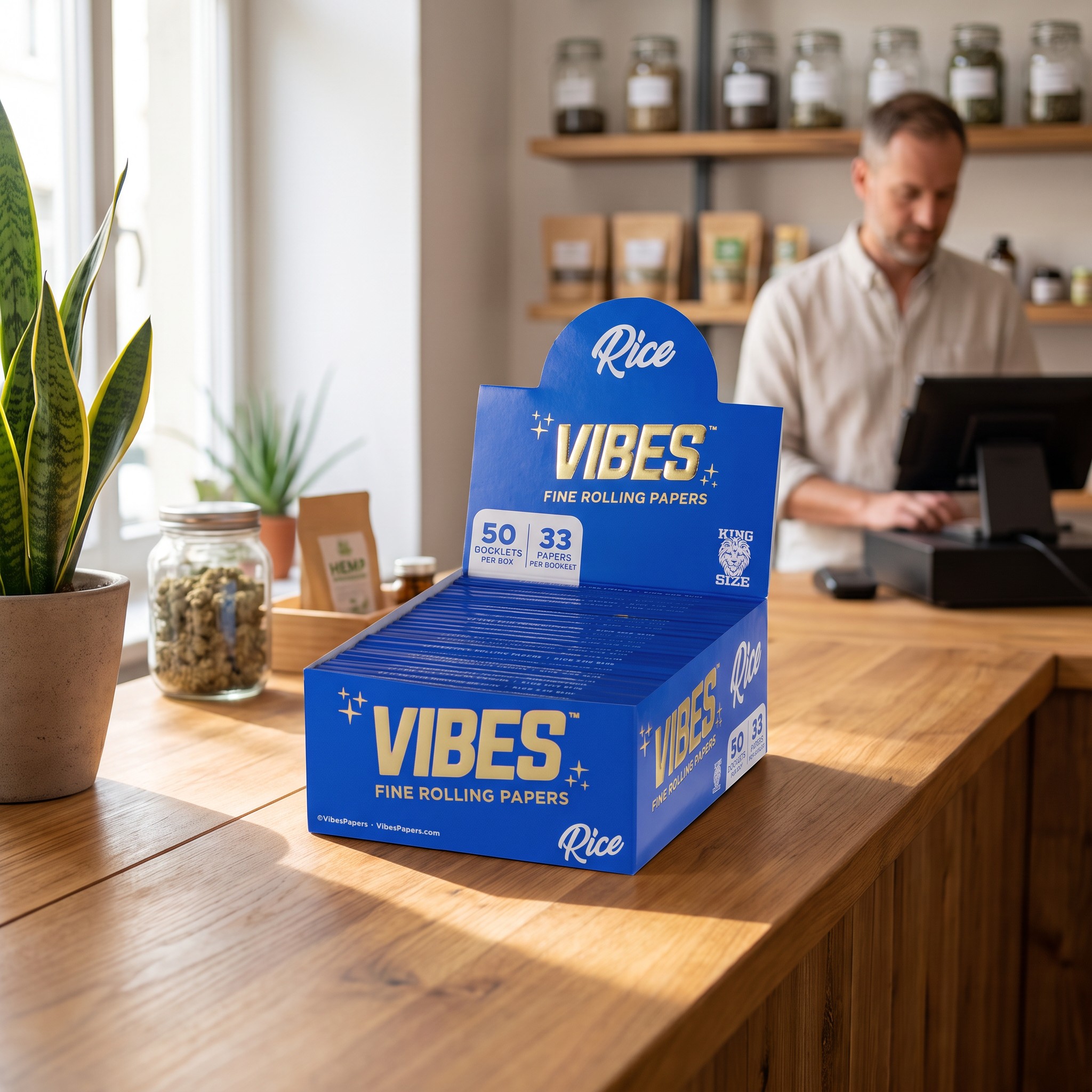 VIBES Papers King Size Slim Rice – Papers-Heft auf der Holztheke eines deutschen Hanf-Fachgeschäfts