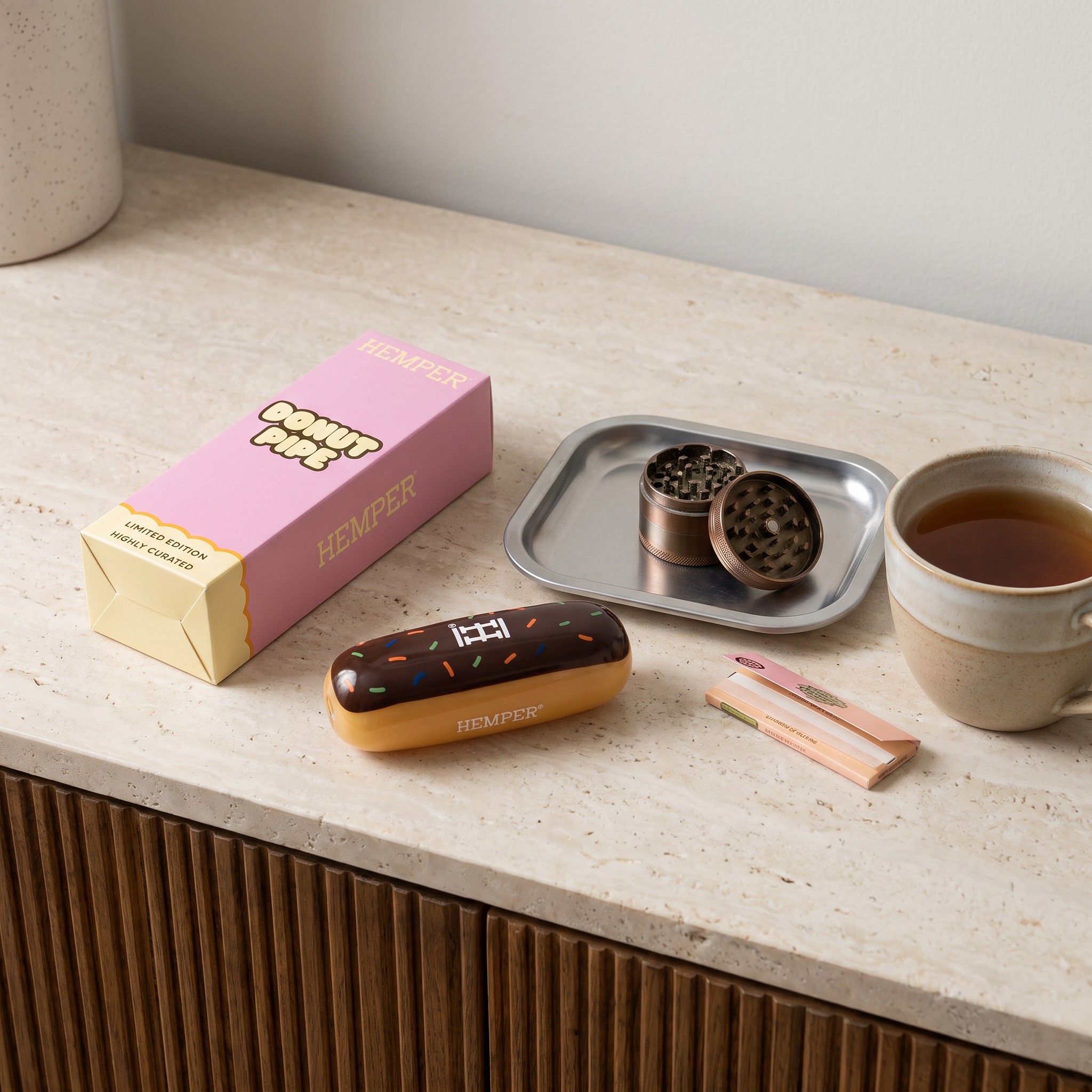 Hemper Donut Handpfeife – Hemper Donut Handpfeife mit Tray, Grinder und Papers auf einer Küchenanrichte
